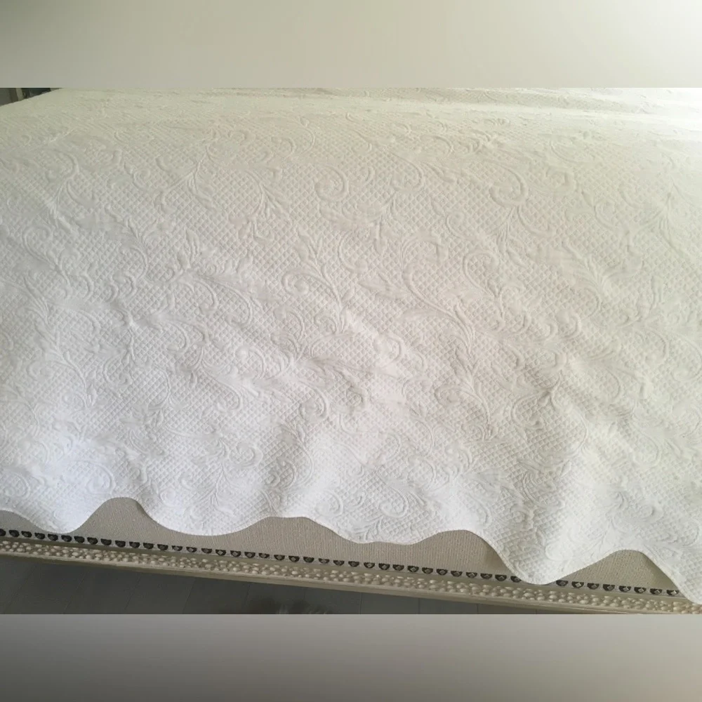white matelassé coverlet